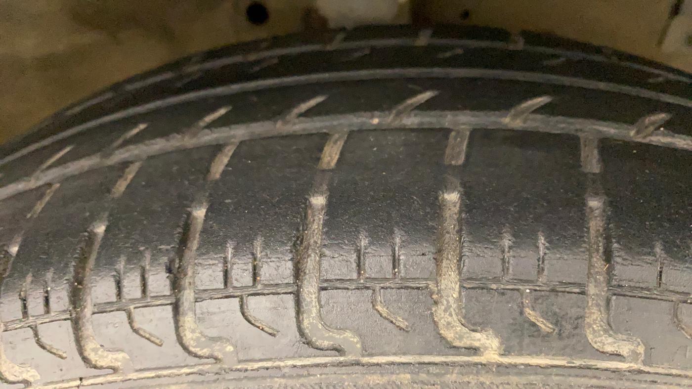 2016 Maruti Swift VXI, Petrol, Manual, 60,812 km, Right Front Tyre Tread