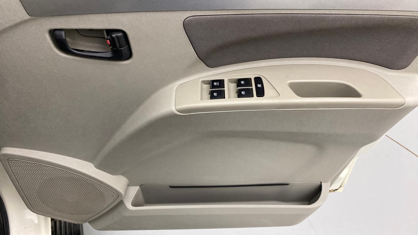 2017 Mahindra Scorpio S10 Intelli Hybrid 2WD, Diesel, Manual, Driver Side Door Panels Control