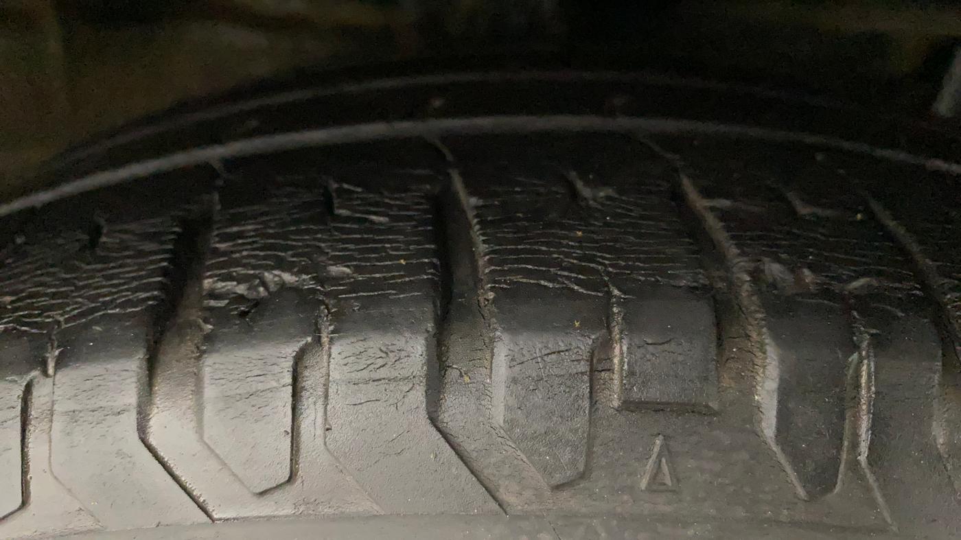 2016 Maruti Ciaz ZDI+ SHVS, Diesel, Manual, 76,136 km, Right Front Tyre Tread