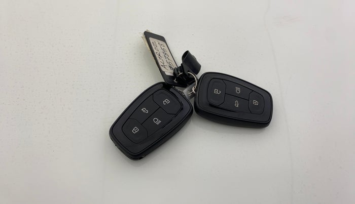 2024 Tata ALTROZ XZA + SUNROOF, Petrol, Automatic, 5,572 km, Key Close Up