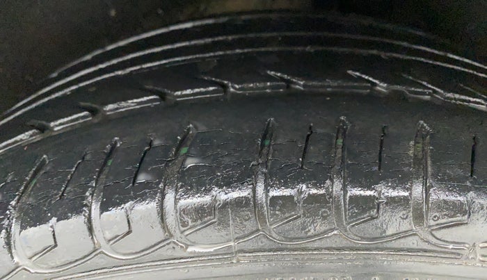 2015 Ford Ecosport 1.5 TITANIUM TI VCT AT, CNG, Automatic, 47,846 km, Left Rear Tyre Tread