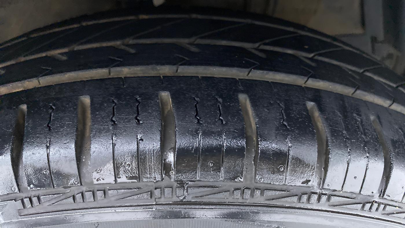 2014 Maruti Swift VXI D, Petrol, Manual, 63,114 km, Right Rear Tyre Tread