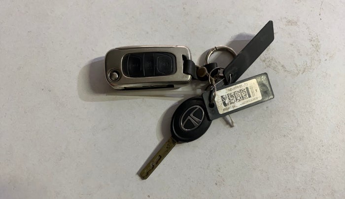 2021 Tata NEXON XM SUNROOF PETROL, Petrol, Manual, 69,427 km, Key Close Up