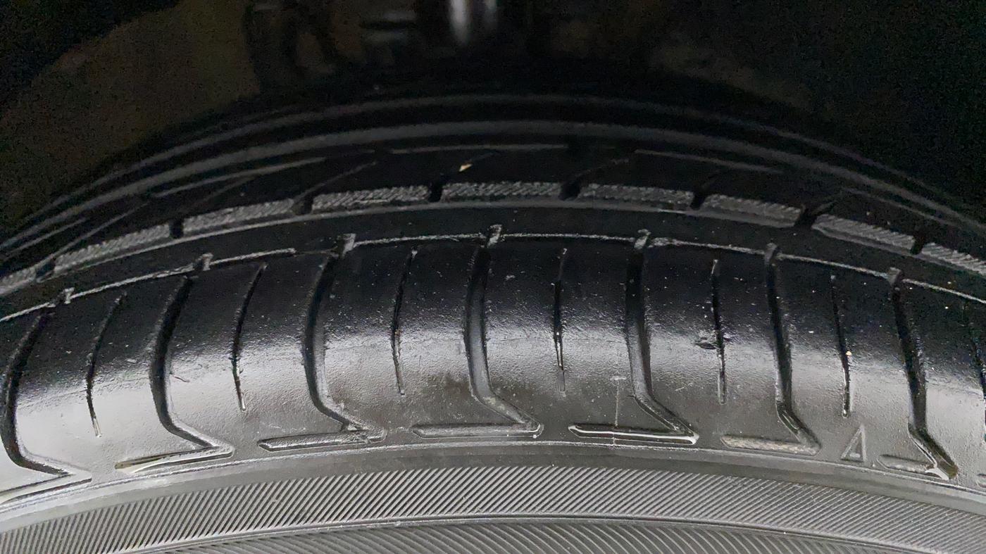 2017 Volkswagen Ameo HIGHLINE PLUS 1.5L AT 16 ALLOY, Diesel, Automatic, 46,741 km, Right Front Tyre Tread