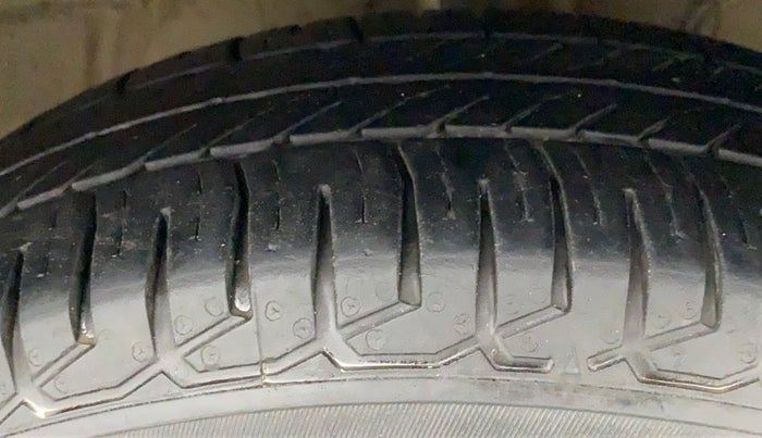 2021 Maruti Swift LXI, Petrol, Manual, 51,558 km, Right Front Tyre Tread
