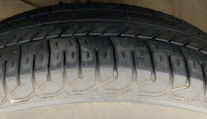 2021 Maruti Swift LXI, Petrol, Manual, 51,558 km, Left Front Tyre Tread