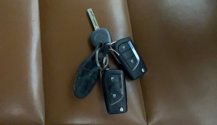 2018 Toyota Innova Crysta 2.7 GX 7 STR MT, Petrol, Manual, 92,199 km, Key Close Up