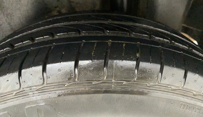 2015 Maruti Ciaz ZXI, Petrol, Manual, 75,992 km, Left Rear Tyre Tread
