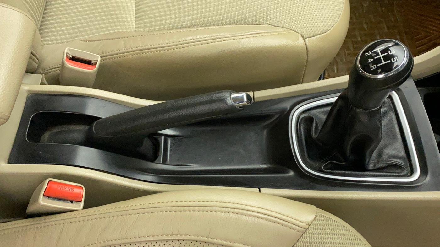 2015 Maruti Ciaz ZXI, Petrol, Manual, 75,992 km, Gear Lever