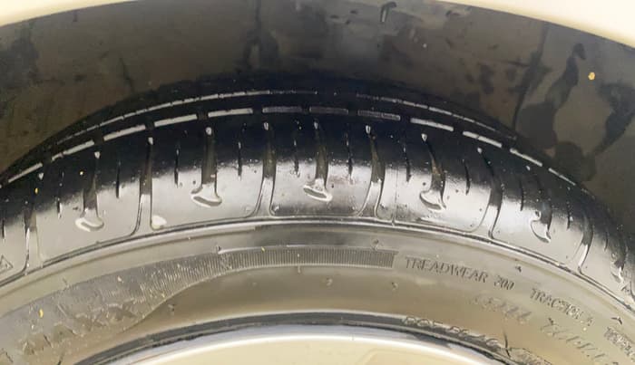 2014 Hyundai Xcent S 1.2, Petrol, Manual, 1,04,408 km, Right Front Tyre Tread