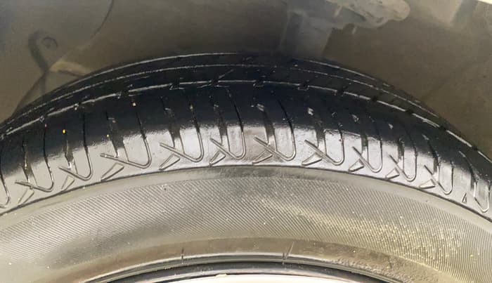 2014 Hyundai Xcent S 1.2, Petrol, Manual, 1,04,408 km, Left Front Tyre Tread