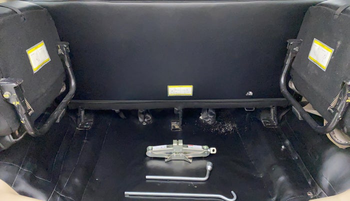 2018 Mahindra TUV300 T 10 AT, Diesel, Automatic, 58,192 km, Boot Inside