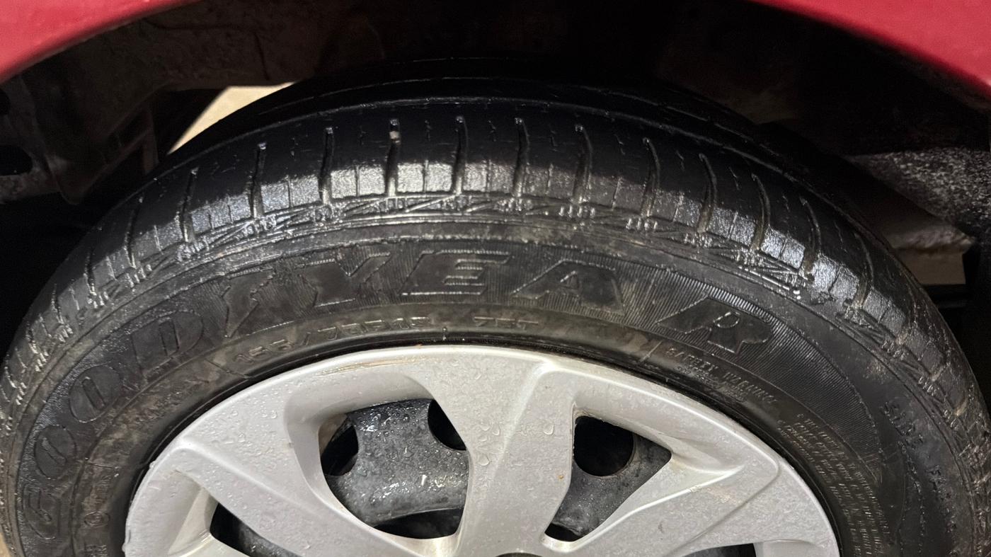 2014 Hyundai Eon MAGNA +, Petrol, Manual, 24,244 km, Right Rear Tyre Tread