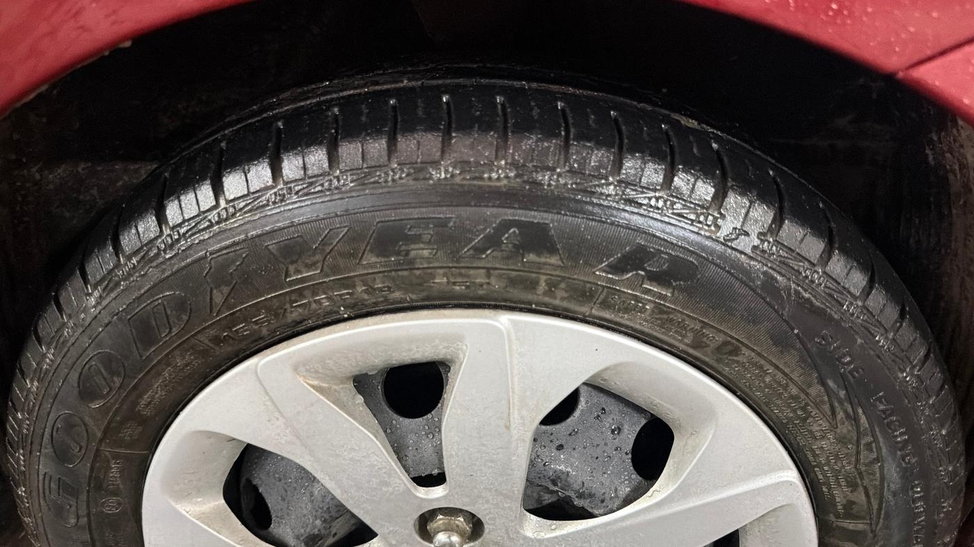 2014 Hyundai Eon MAGNA +, Petrol, Manual, 24,244 km, Right Front Tyre Tread