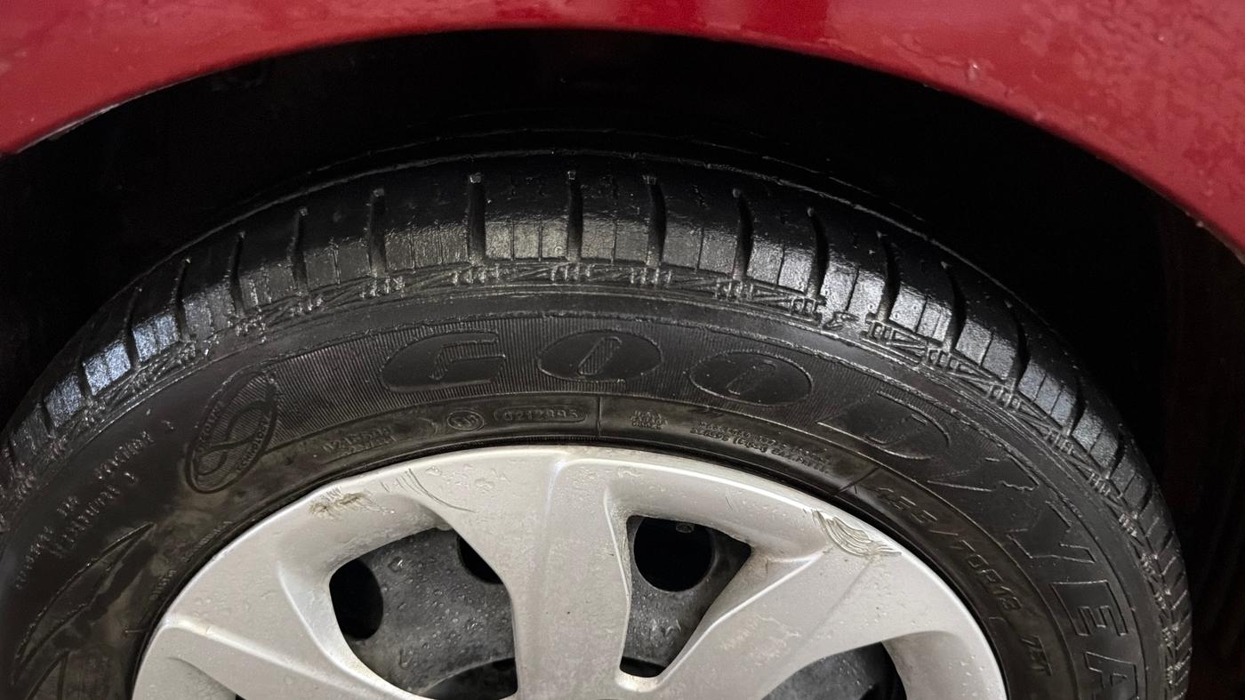 2014 Hyundai Eon MAGNA +, Petrol, Manual, 24,244 km, Left Front Tyre Tread
