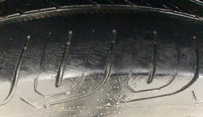 2014 Volkswagen Vento HIGHLINE PETROL AT, Petrol, Automatic, 87,470 km, Right Rear Tyre Tread