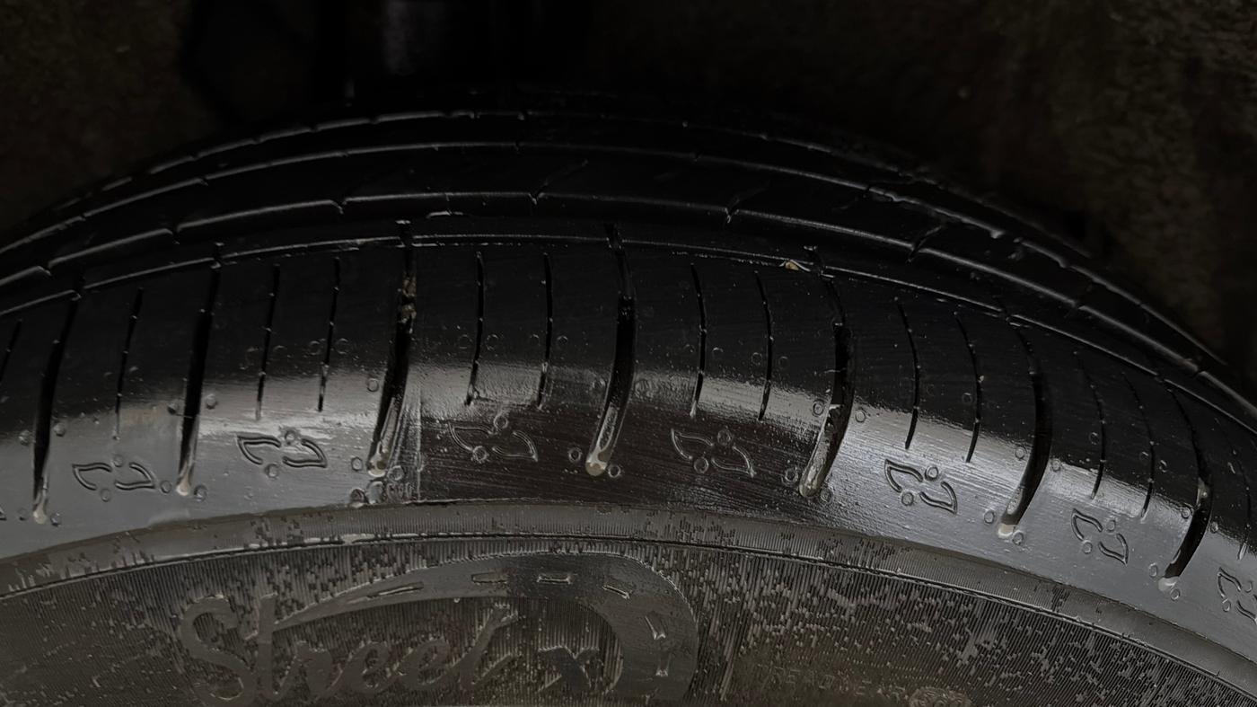 2025 Mahindra XUV700 AX 5 P MT 7 STR, Petrol, Manual, 4,742 km, Right Rear Tyre Tread