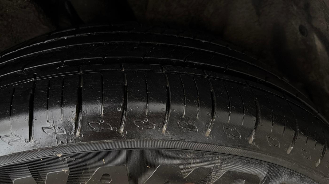 2025 Mahindra XUV700 AX 5 P MT 7 STR, Petrol, Manual, 4,742 km, Left Rear Tyre Tread