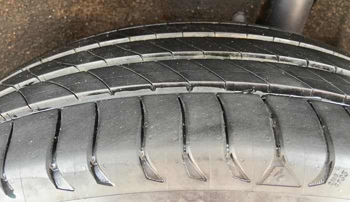 2017 Maruti Vitara Brezza ZDI, Diesel, Manual, 1,18,691 km, Left Rear Tyre Tread