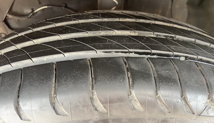 2017 Maruti Vitara Brezza ZDI, Diesel, Manual, 1,18,691 km, Left Front Tyre Tread