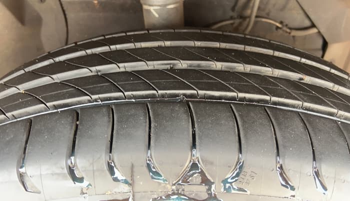 2017 Maruti Vitara Brezza ZDI, Diesel, Manual, 1,18,691 km, Right Front Tyre Tread