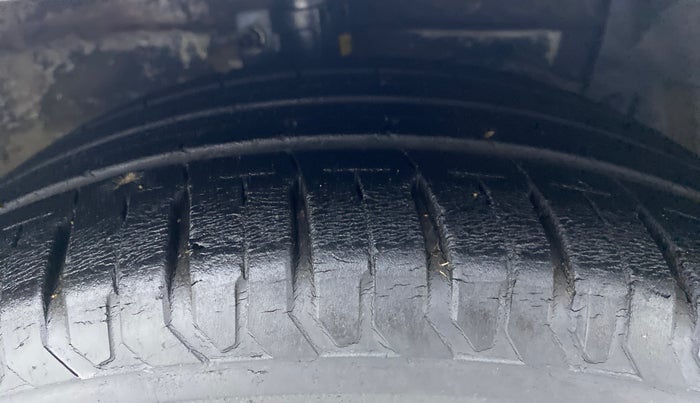 2016 Maruti Ciaz VDI+ SHVS, Diesel, Manual, 88,735 km, Right Front Tyre Tread
