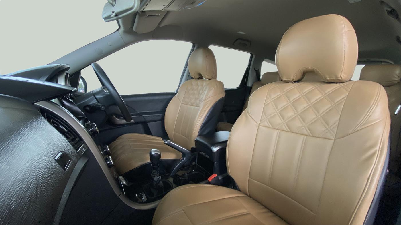2019 Mahindra XUV500 W7 FWD, Diesel, Manual, 84,652 km, Right Side Front Door Cabin