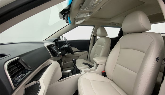 2020 Mahindra XUV300 W8 (O) 1.2 PETROL, Petrol, Manual, 44,916 km, Right Side Front Door Cabin