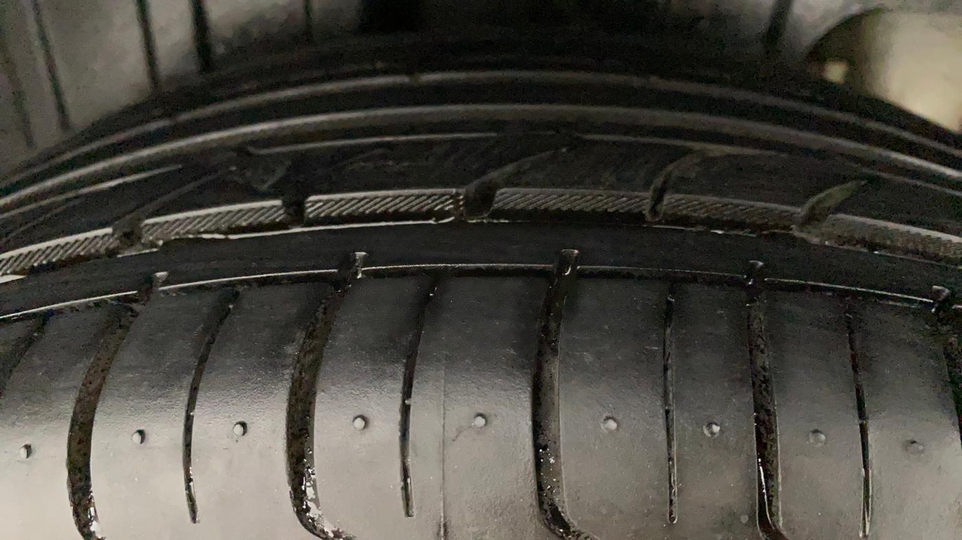 2020 Mahindra XUV300 W8 (O) 1.2 PETROL, Petrol, Manual, 44,916 km, Right Rear Tyre Tread