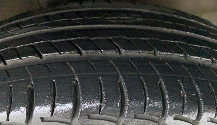 2009 Hyundai i20 MAGNA 1.2 VTVT, Petrol, Manual, 60,547 km, Right Front Tyre Tread