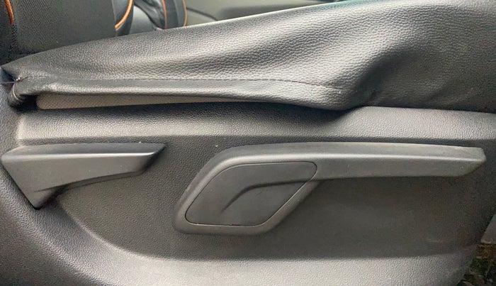 2016 Mahindra Kuv100 K6 6 STR, Petrol, Manual, 34,715 km, Driver Side Adjustment Panel