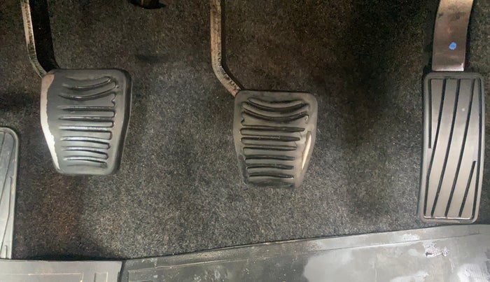 2016 Mahindra Kuv100 K6 6 STR, Petrol, Manual, 34,715 km, Pedals