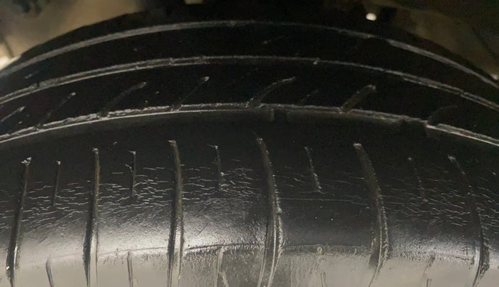 2016 Mahindra Kuv100 K6 6 STR, Petrol, Manual, 34,715 km, Right Rear Tyre Tread