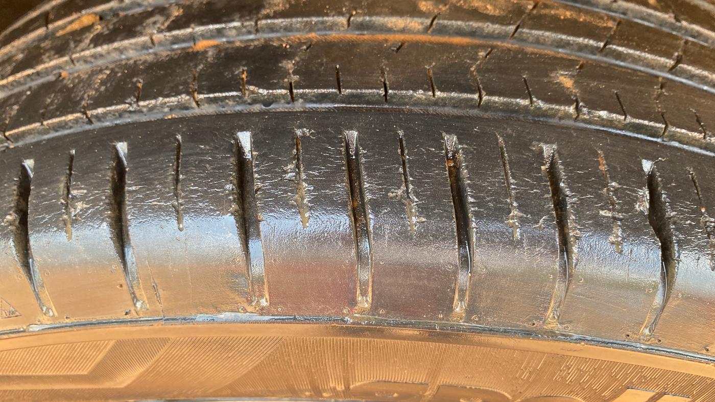 2021 Tata PUNCH ACCOMPLISHED AMT, Petrol, Automatic, 30,122 km, Right Front Tyre Tread