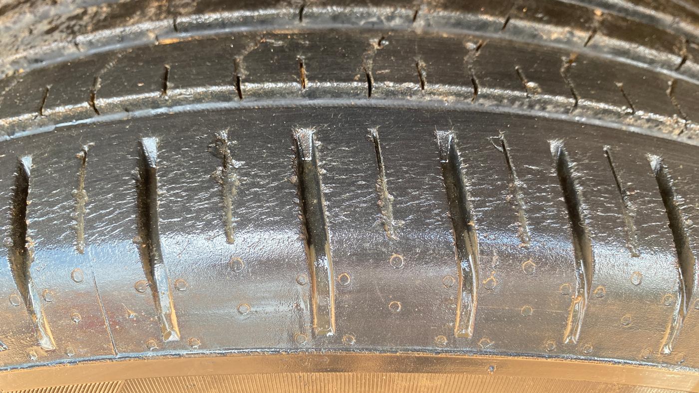 2021 Tata PUNCH ACCOMPLISHED AMT, Petrol, Automatic, 30,122 km, Left Front Tyre Tread