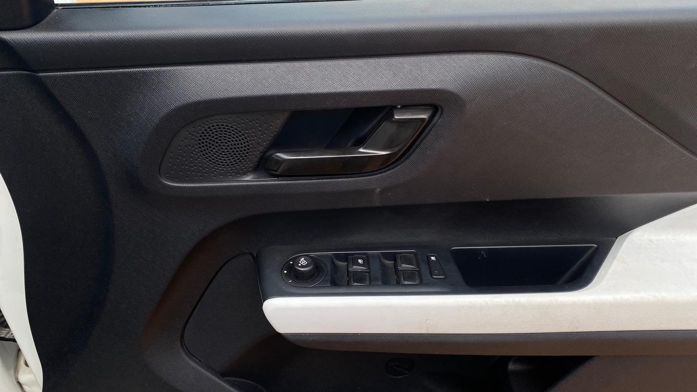 2021 Tata PUNCH ACCOMPLISHED AMT, Petrol, Automatic, 30,122 km, Driver Side Door Panels Control