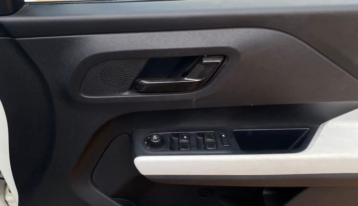 2021 Tata PUNCH ACCOMPLISHED AMT, Petrol, Automatic, 30,122 km, Driver Side Door Panels Control