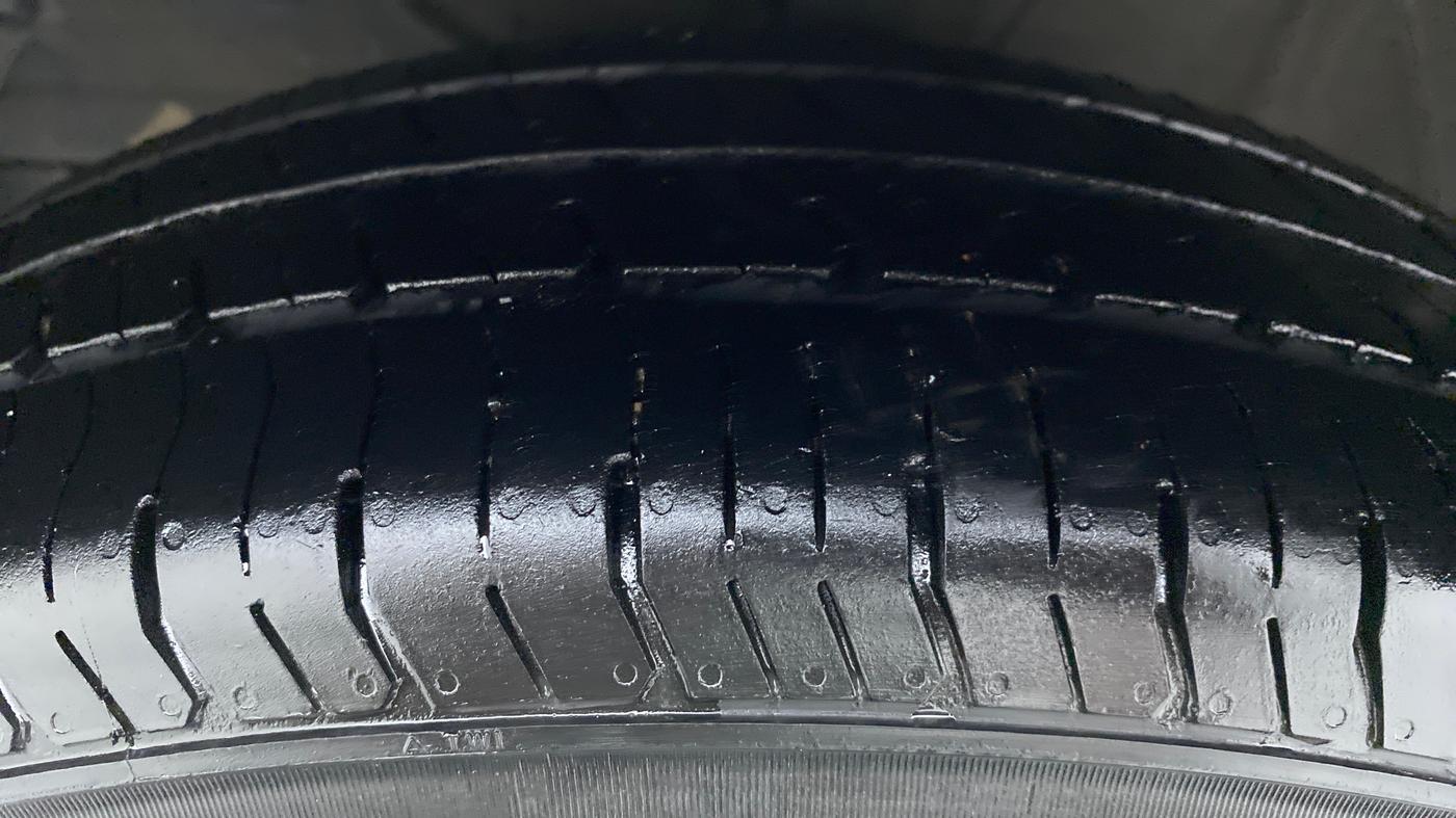 2020 Maruti Swift VXI D, Petrol, Manual, 77,414 km, Left Front Tyre Tread