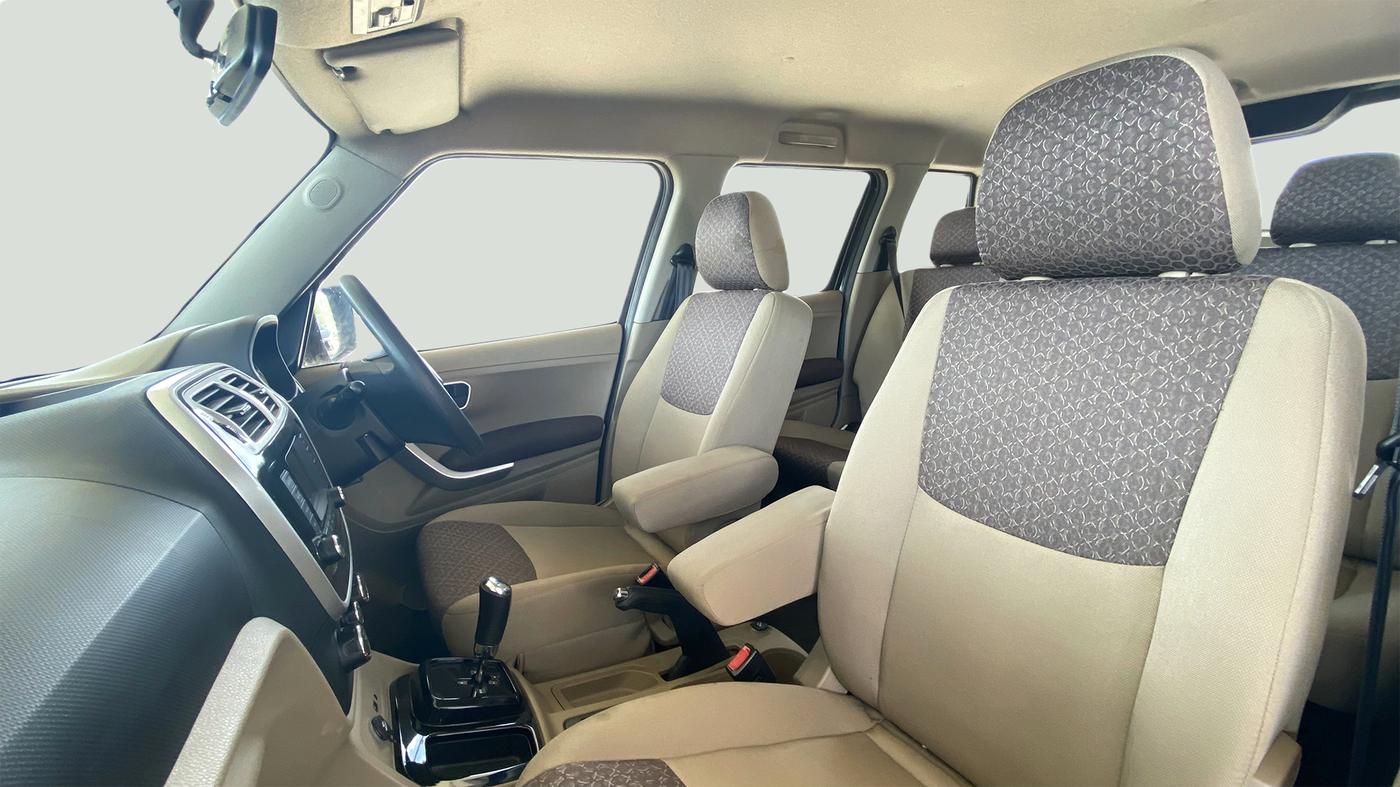 2017 Mahindra TUV300 T8 AT, Diesel, Automatic, 28,746 km, Right Side Front Door Cabin