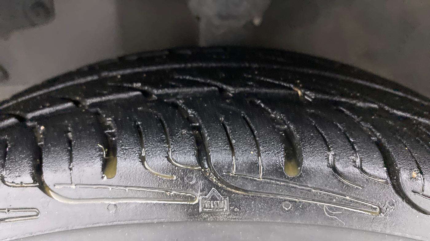 2015 Hyundai Eon ERA +, Petrol, Manual, 84,272 km, Left Front Tyre Tread
