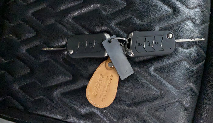 2022 Mahindra XUV300 W6 1.2 PETROL, Petrol, Manual, 41,291 km, Key Close Up