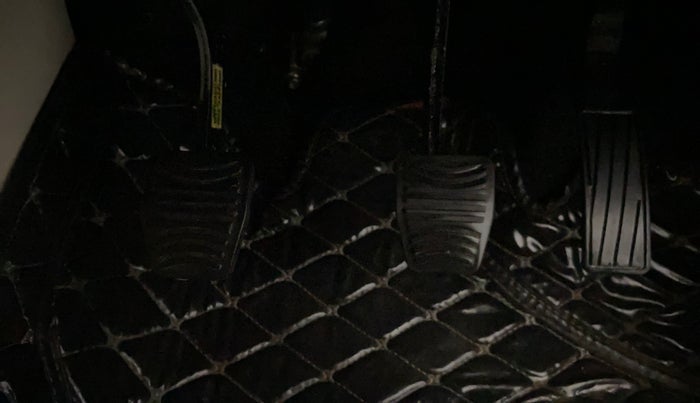 2022 Mahindra XUV300 W6 1.2 PETROL, Petrol, Manual, 41,291 km, Pedals