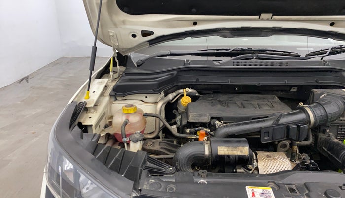 2022 Mahindra XUV300 W6 1.2 PETROL, Petrol, Manual, 41,291 km, Engine View - Right