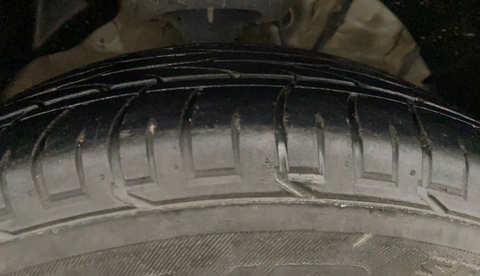 2022 Mahindra XUV300 W6 1.2 PETROL, Petrol, Manual, 41,291 km, Right Front Tyre Tread