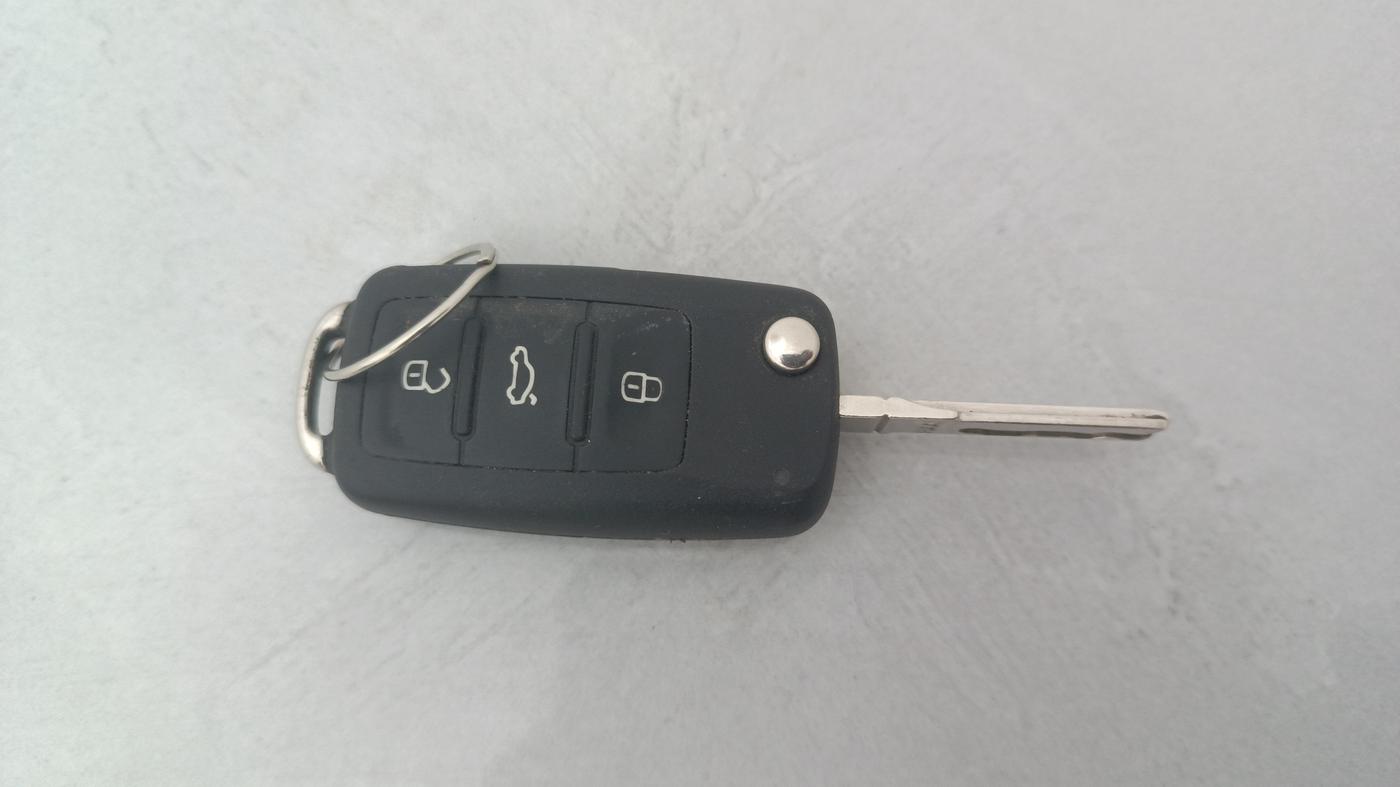 2016 Volkswagen Polo HIGHLINE1.5L, Diesel, Manual, 1,46,206 km, Key Close Up