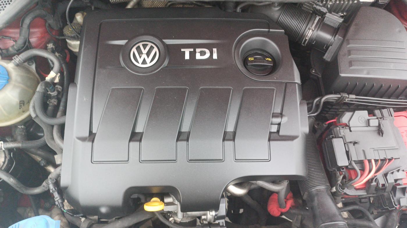 2016 Volkswagen Polo HIGHLINE1.5L, Diesel, Manual, 1,46,206 km, Engine View