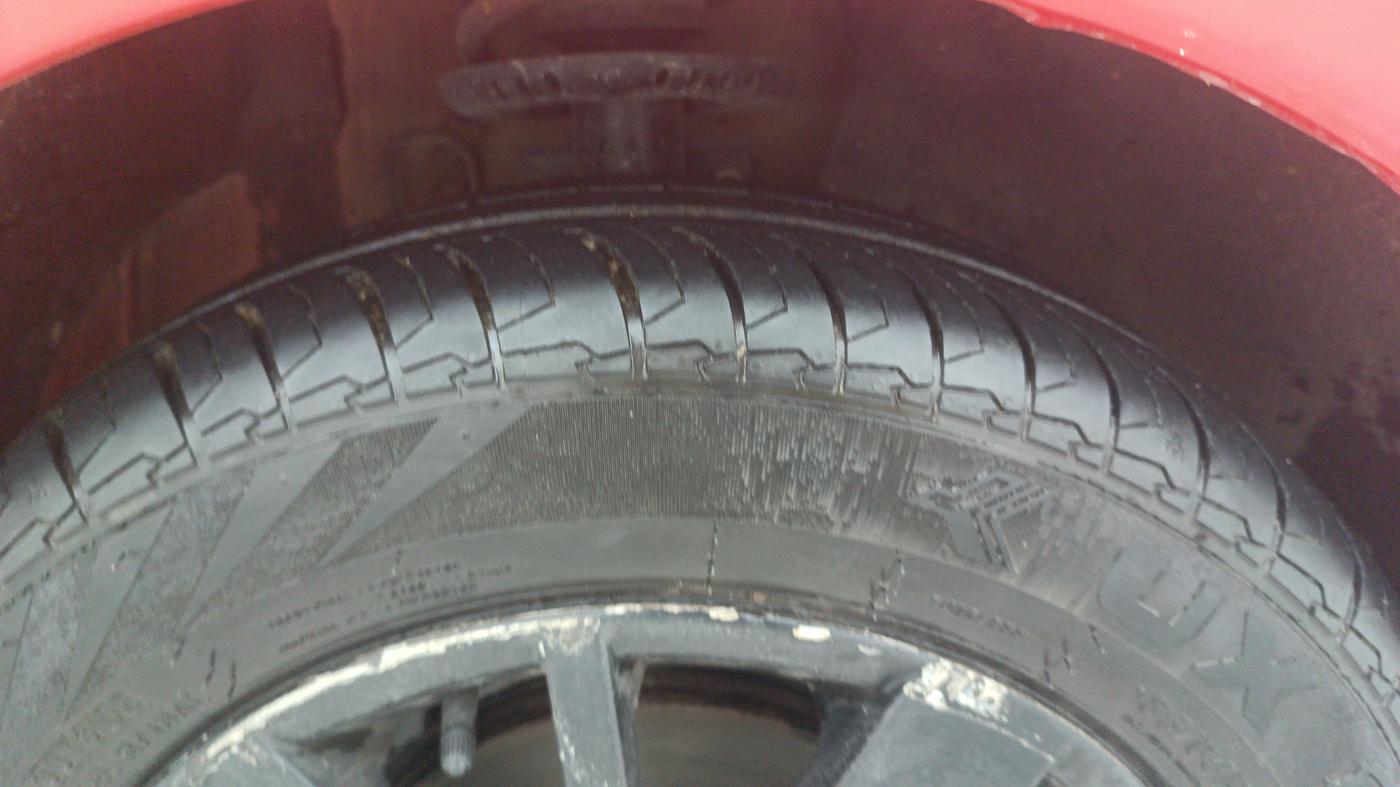 2016 Volkswagen Polo HIGHLINE1.5L, Diesel, Manual, 1,46,206 km, Right Front Tyre Tread