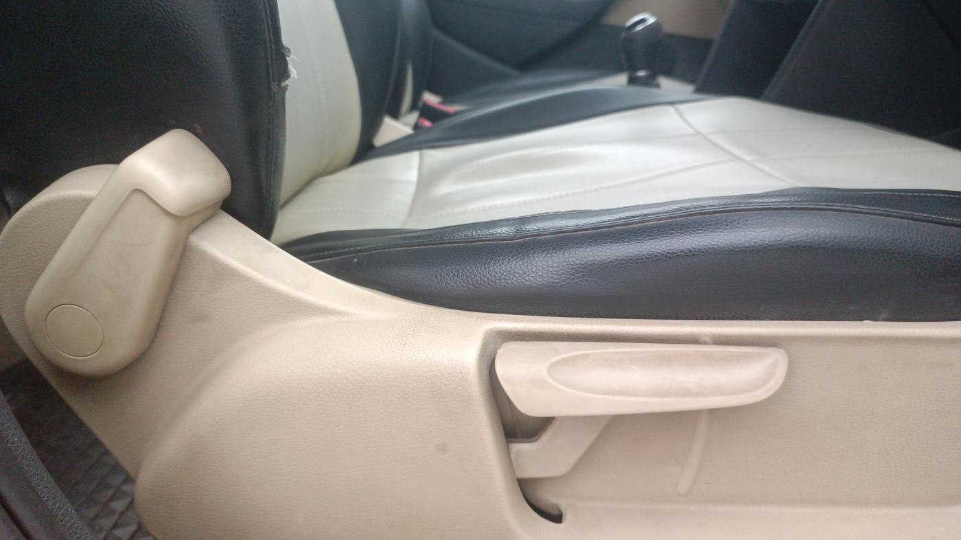 2016 Volkswagen Polo HIGHLINE1.5L, Diesel, Manual, 1,46,206 km, Driver Side Adjustment Panel