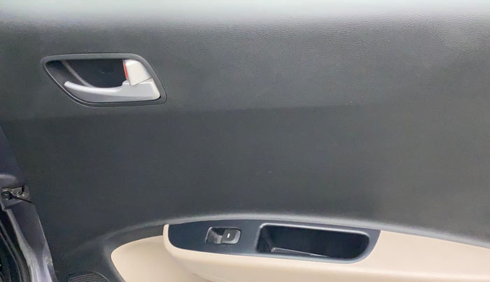 2018 Hyundai Grand i10 SPORTZ 1.2 KAPPA VTVT, Petrol, Manual, 28,806 km, Right rear window switch / handle - Window making noise/ moving slow