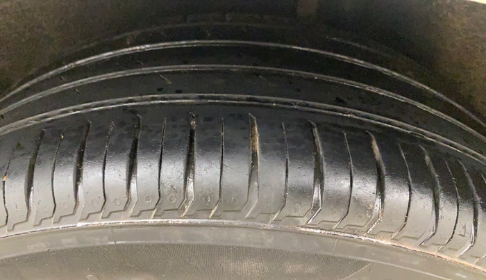 2016 Ford Ecosport TITANIUM 1.5L DIESEL, Diesel, Manual, 1,40,958 km, Left Rear Tyre Tread